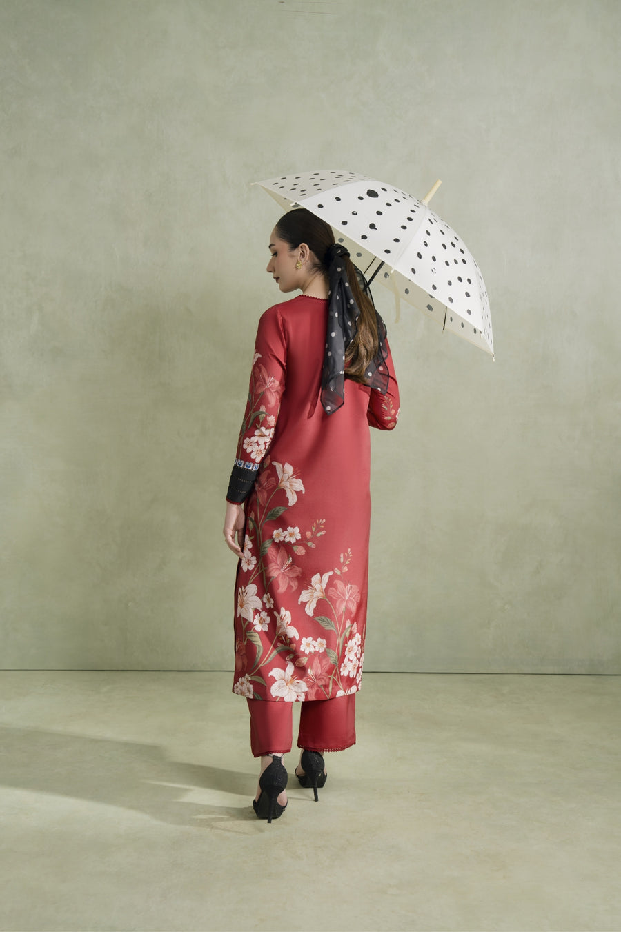 Scarlete red crepe 3-piece suit by Jahaan, photo 2 of 7
