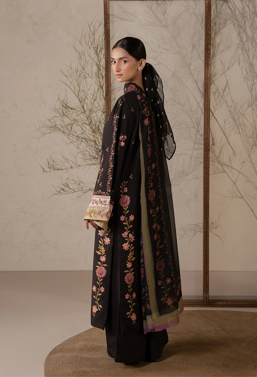 Fioren black crepe 3-piece suit by Jahaan, photo 3 of 5